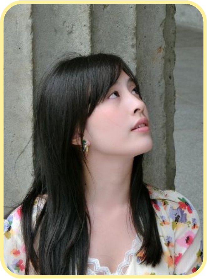 Portrait photograph of author Lin Yi-Han, who is wearing a floral shirt and looking upwards in a contemplative gaze. 